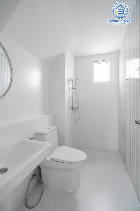 บ้านเดี่ยวมือสอง นนทบุรี ม.พฤกษ์ลดา ราชพฤกษ์-345 เนื้อที่กว้างขวางมากถึง 53.40 ตร.ว. ฟังก์ชัน 3 ห้องนอน 3 ห้องน้ำ ที่จอดรถ 2 คัน บ้านสภาพใหม่เอี่ยม พร้อมเข้าอยู่ ตั้งบนทำเลเดินทางสะดวก ใกล้รถไฟฟ้าสายสีม่วง "สถานีคลองบางไผ่" และจุดขึ้นทางด่วน "ศรีรัช(แจ้งวัฒนะ)"